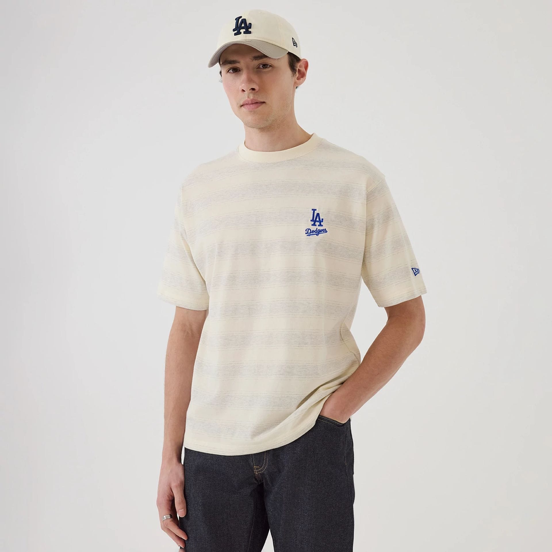 The model is wearing this MLB Border LA Dodgers Oversized T-Shirt in cream. 1
