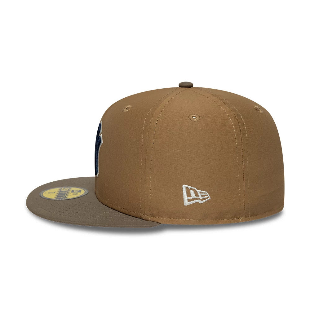 Pictured is this MLB Gros Grain New York Yankees 59FIFTY Fitted cap in Beige. 3