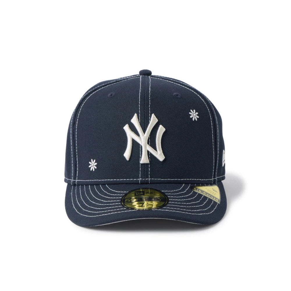 New York Yankees MLB Floral Navy New Era 59FIFTY Fitted Cap, front view showing raised white NY logo on the front panel, floral embroidery, contrast stitching on the navy visor with a gold 59FIFTY size sticker.