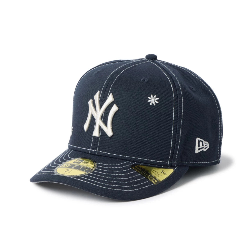 New York Yankees MLB Floral Navy New Era 59FIFTY Fitted Cap, three-quarter view showing raised white NY logo on the front panel, a floral embroidery above it, white New Era flag logo on the left side and gold 59FIFTY size sticker on the visor.