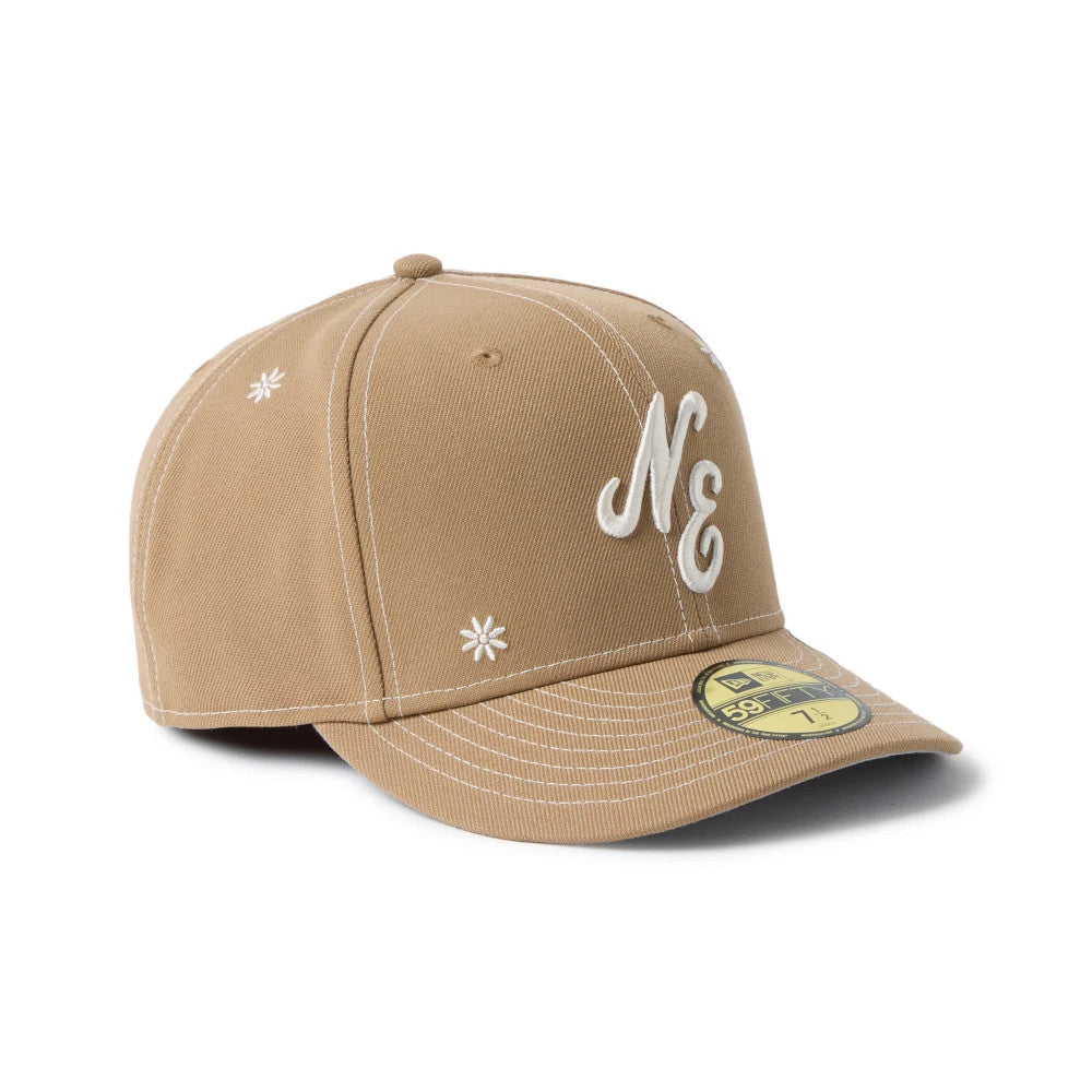 Pictured is this New Era Floral 59FIFTY Fitted cap in Beige. 4