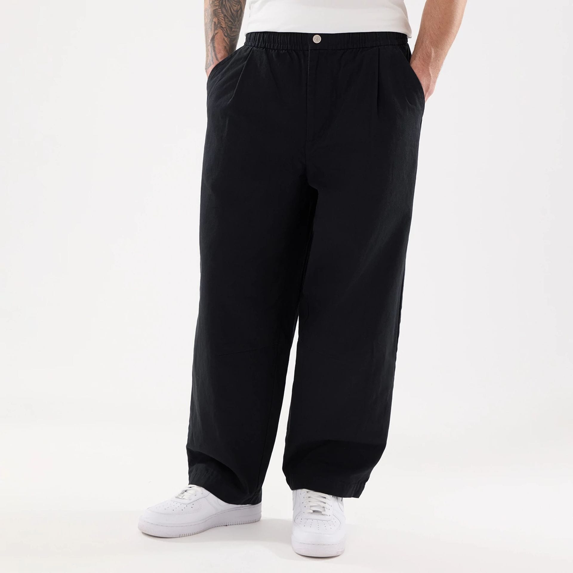 The model is wearing this New Era Balloon Leg Trousers in black. 1