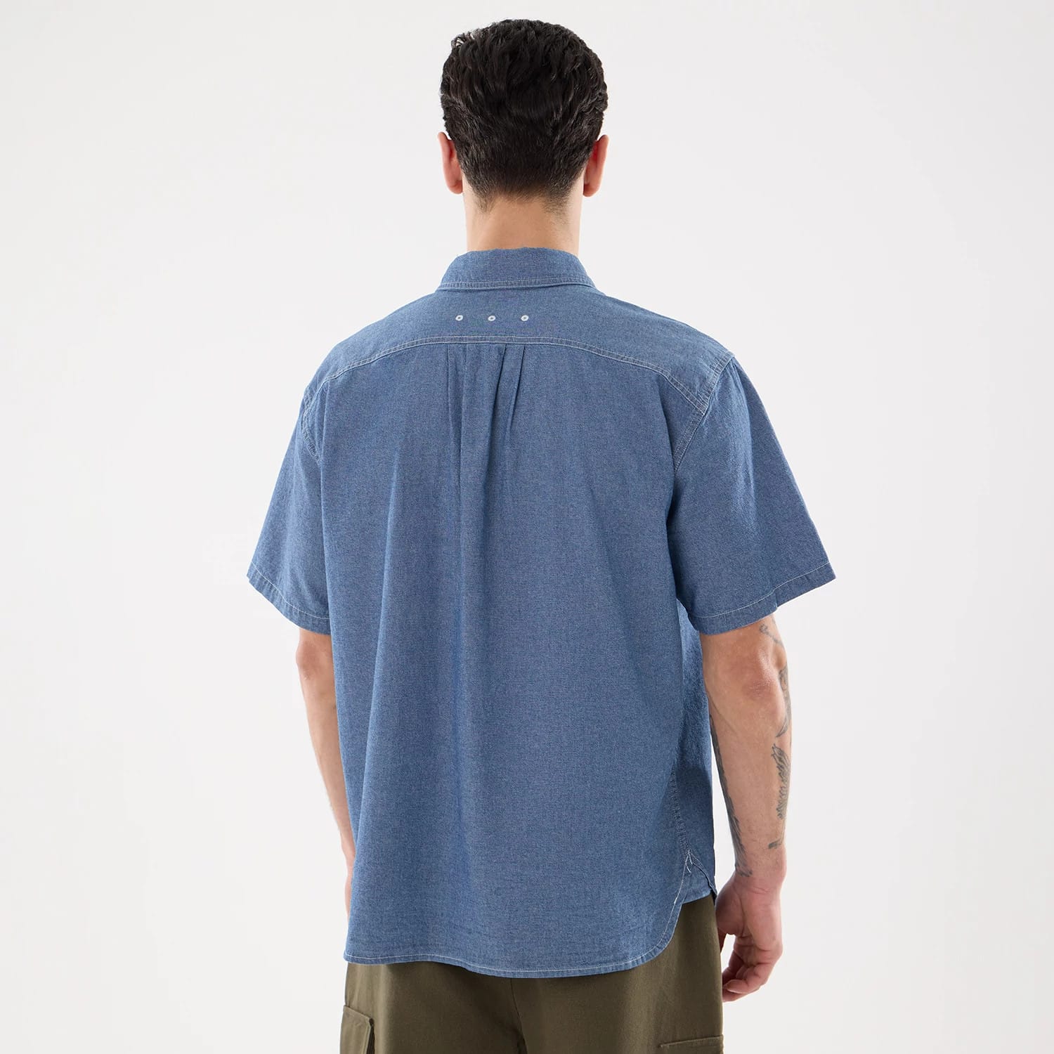 The model is wearing this New Era Originators Chambray Short Sleeve Shirt in dark blue. 2