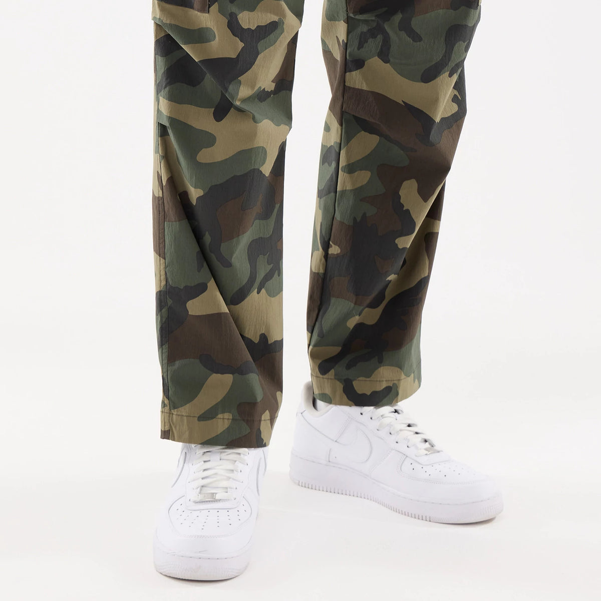 The model is wearing this New Era Originators Cargo Trousers in dark green. 3
