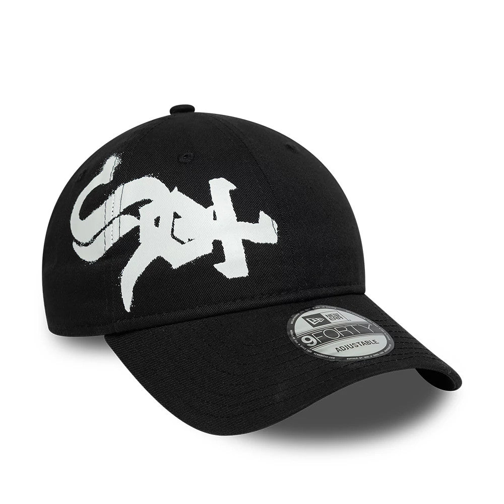 Chicago White Sox MLB Spray Paint Black New Era 9FORTY Adjustable Cap, front view showing a white spray paint effect Sox logo on the front panel and a 9FORTY size sticker on the curved black visor.