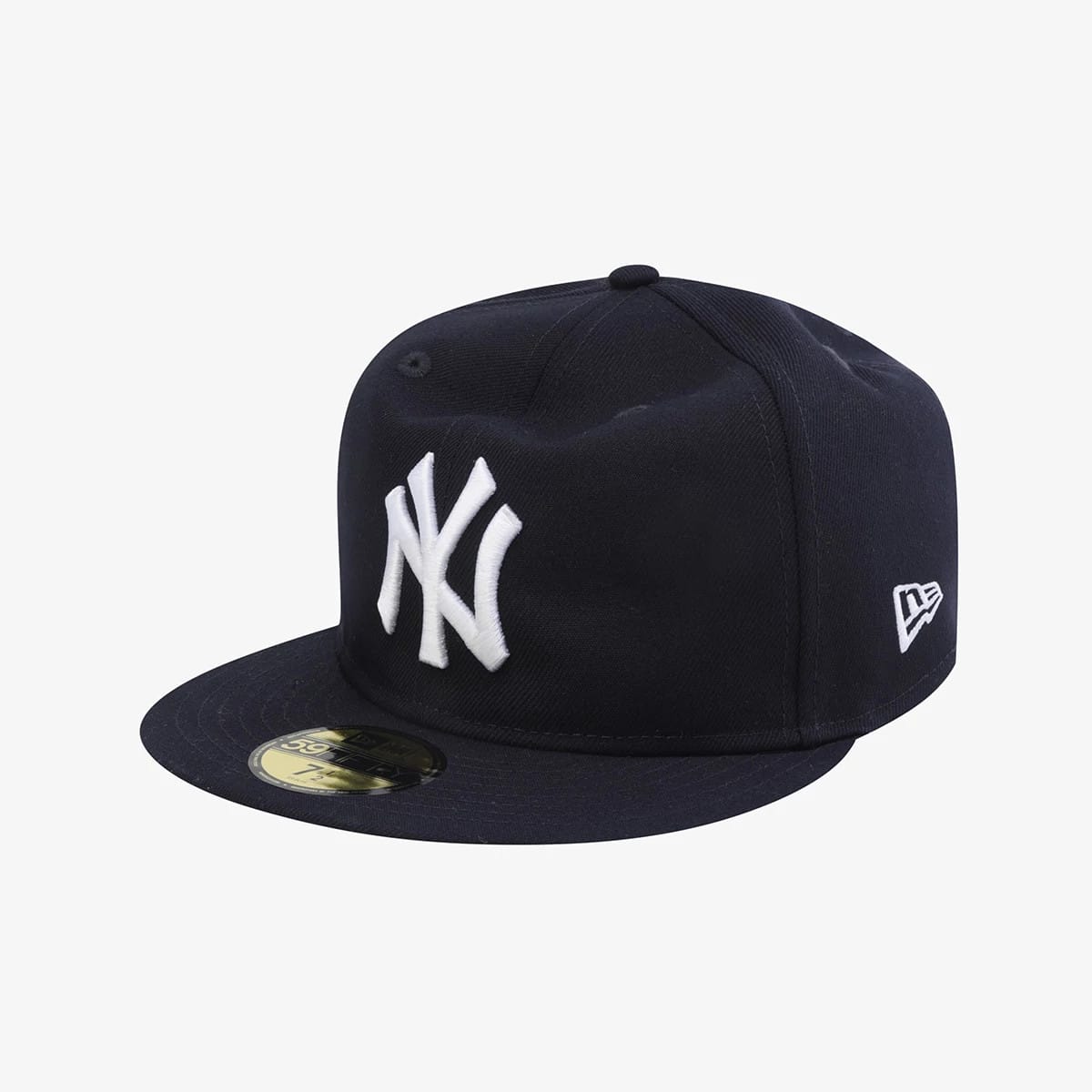 Pictured is this MLB 59FIFTY Day New York Yankees 59FIFTY Fitted cap in navy. 10