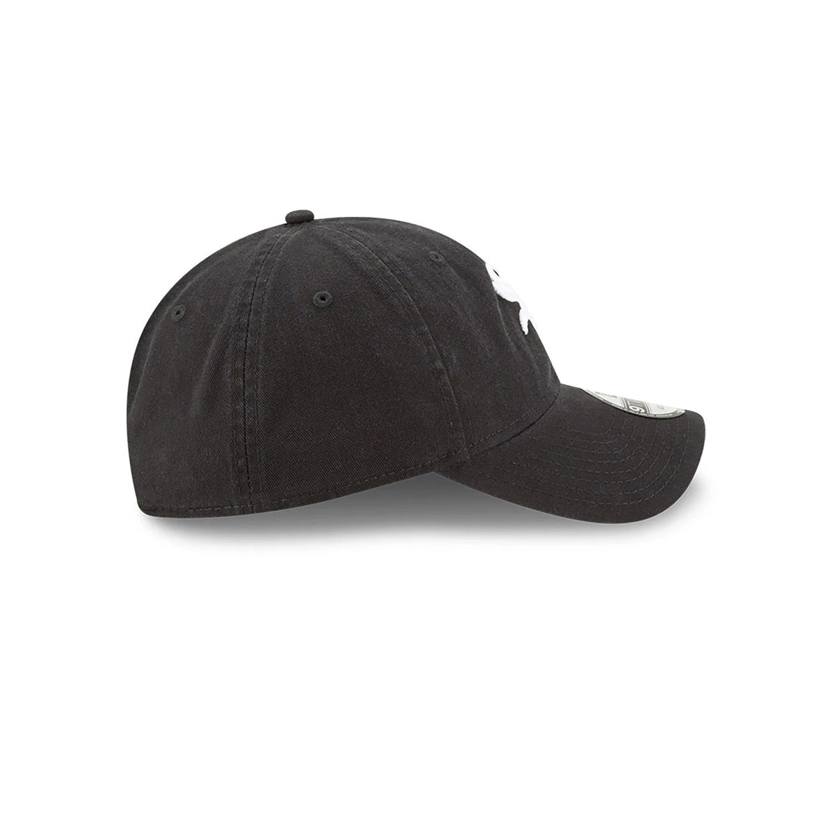 Chicago White Sox MLB Core Classic Black New Era 9TWENTY Adjustable Cap, side view showing the curved visor with a 9TWENTY size sticker, and an embroidered white Sox logo on the front panel of the unstructured black crown.