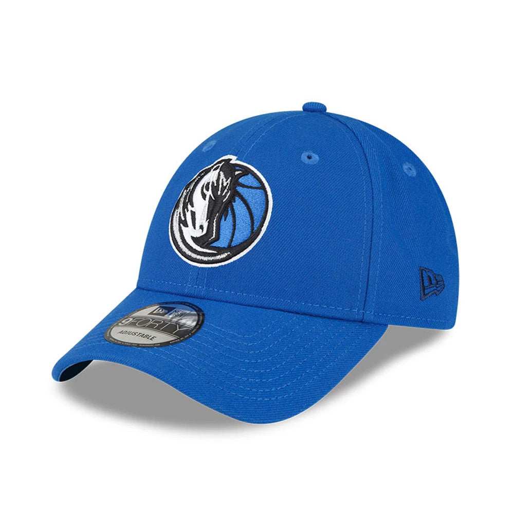 Dallas Mavericks NBA The League Blue New Era 9FORTY Adjustable Cap, three-quarter view with a raised embroidered team logo on the front panel, a 9FORTY size sticker on the visor, and the New Era flag logo on the left side.