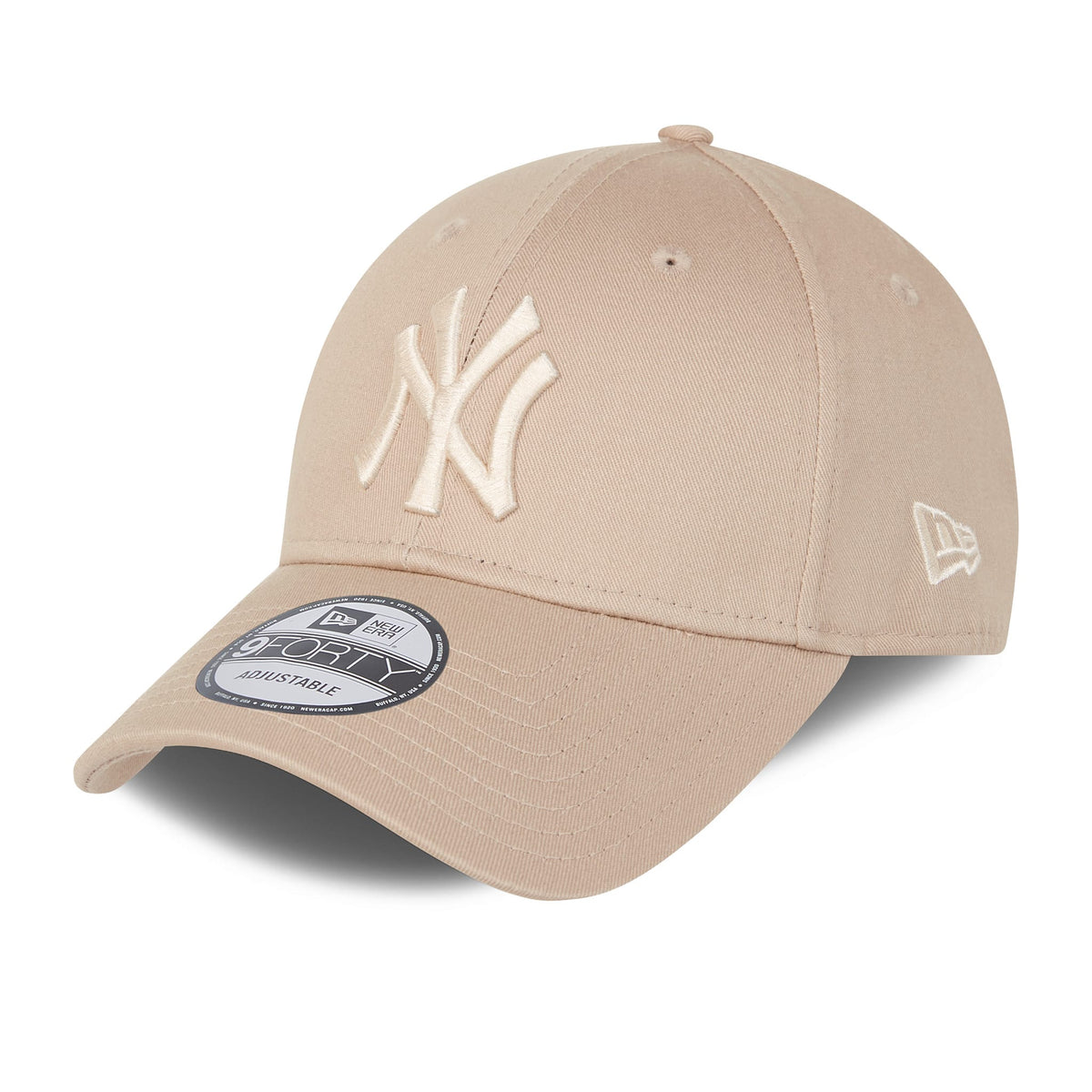 New York Yankees MLB Colour Essentials Beige New Era 9FORTY Cap, three-quarter view with raised beige NY logo on the front panel, curved beige visor featuring a 9FORTY size sticker and the New Era flag logo embroidered on the left side.