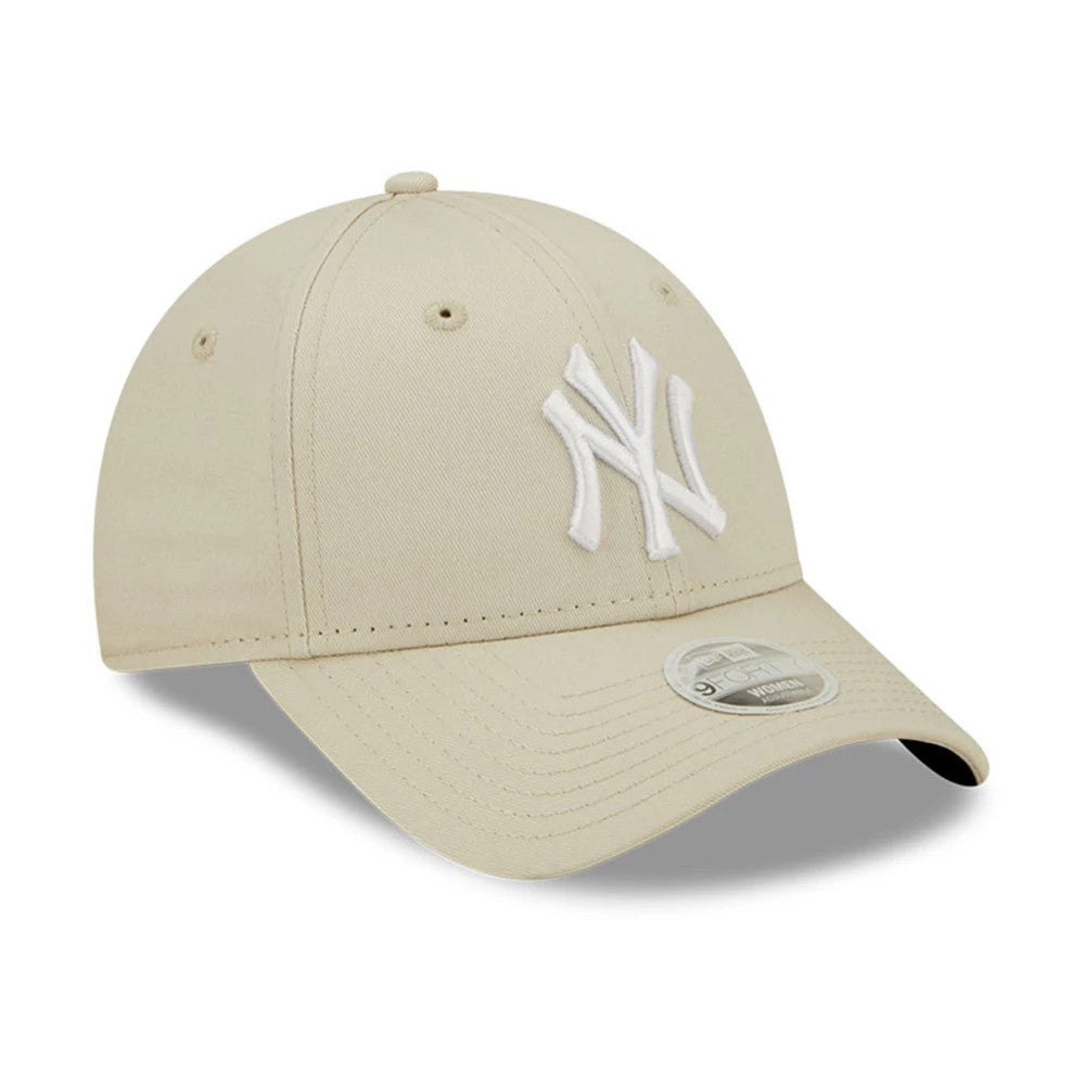New York Yankees Womens League Essential Light Beige New Era 9FORTY Adjustable Cap, three-quarter view showing the raised white NY logo on the front panel and a 9FORTY size sticker on the light beige visor.