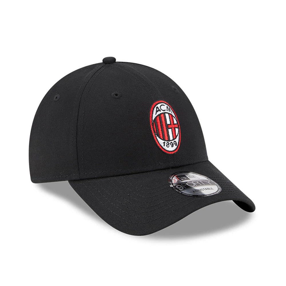 AC Milan Black New Era 9FORTY Adjustable Cap, front view with raised red and white embroidered club crest on the front panel, curved visor featuring the 9FORTY size sticker and matching black top button and eyelets.