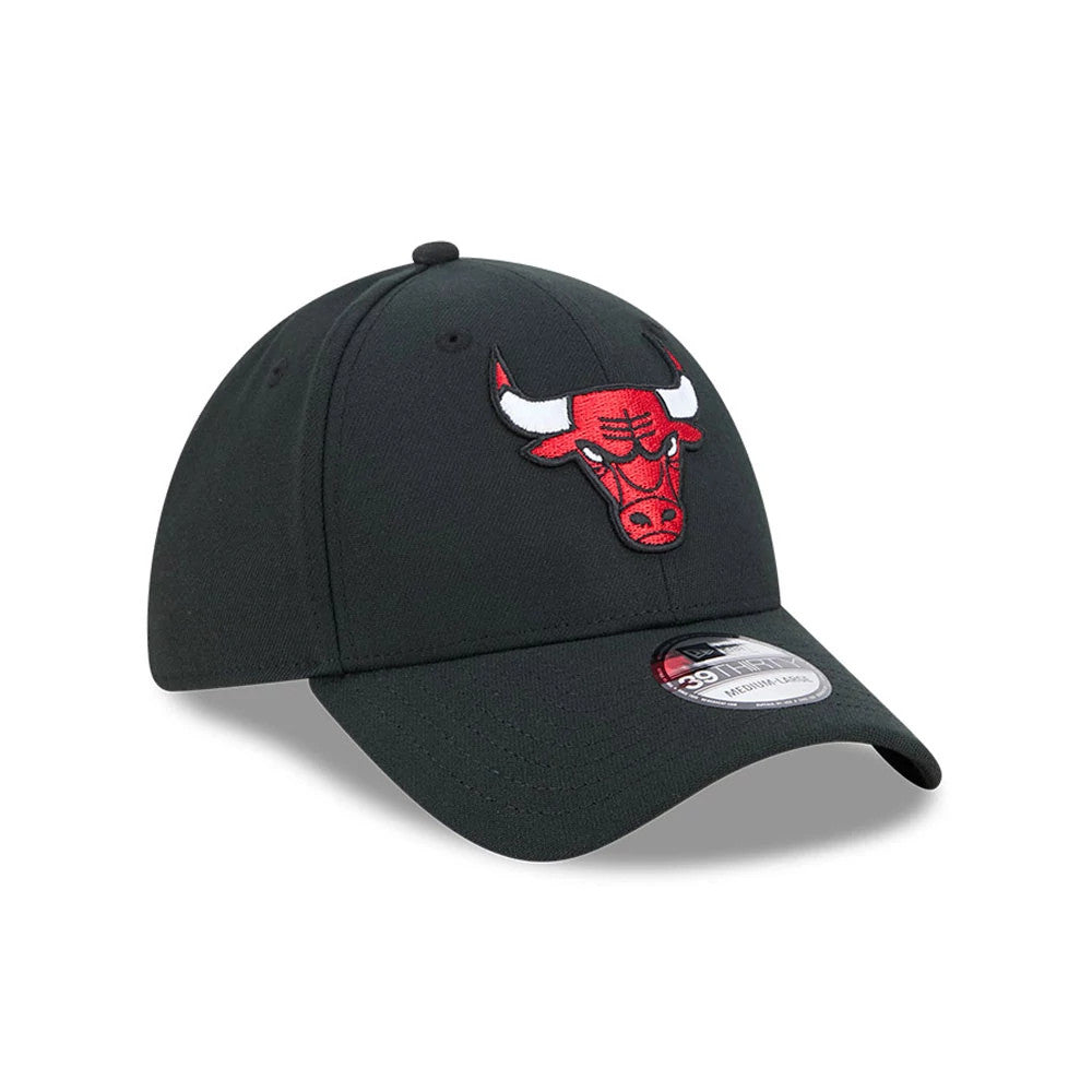 Chicago Bulls NBA Evergreen Black New Era 39THIRTY Stretch Fit Cap, front view showing a raised embroidered red Bulls logo on the black front panel and a 39THIRTY size sticker on the curved visor.