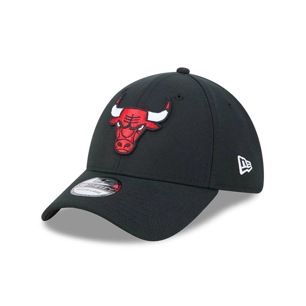 Chicago Bulls NBA Evergreen Black New Era 39THIRTY Stretch Fit Cap, three-quarter view with a raised red bull logo embroidered on the front panel, black curved visor, 39THIRTY size sticker, and a white New Era flag logo on the left side.