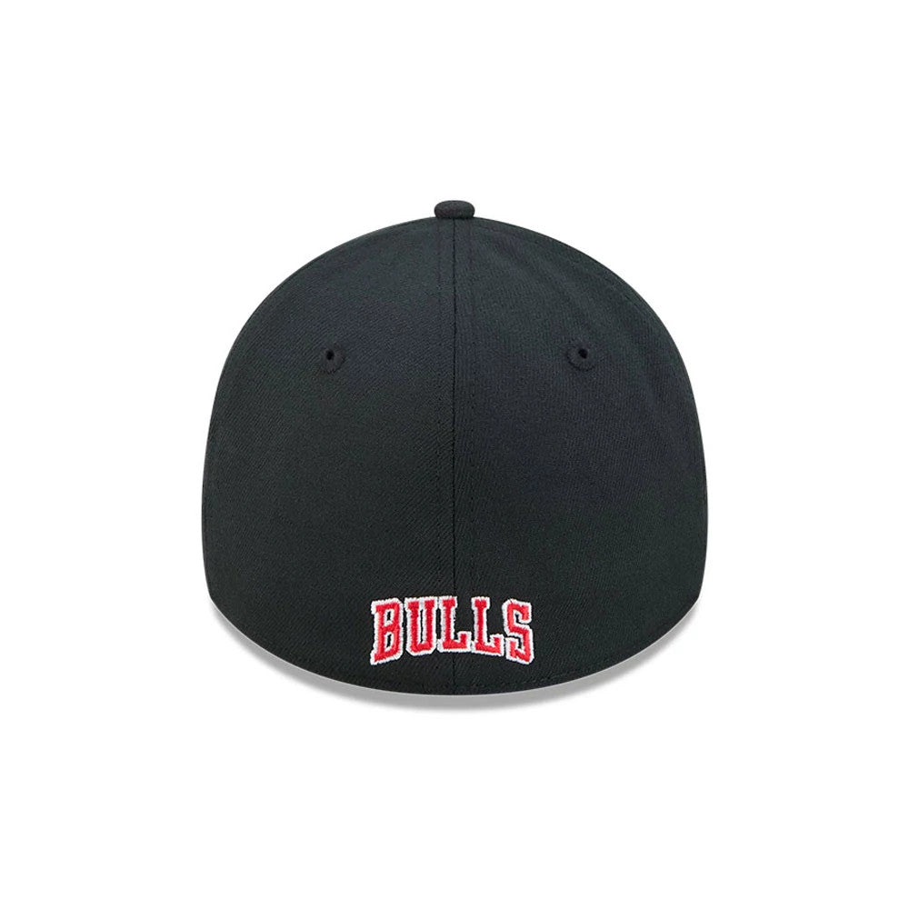 Chicago Bulls NBA Evergreen Black New Era 39THIRTY Stretch Fit Cap, rear view showing the red embroidered BULLS lettering centred across the curved back panels, topped by a black top button on the structured black crown.