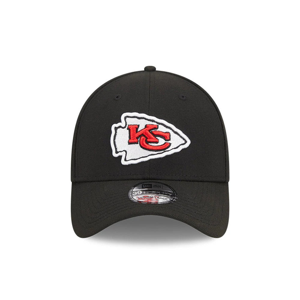 Kansas City Chiefs NFL Evergreen Black New Era 39THIRTY Stretch Fit Cap, front view showing the raised embroidered Chiefs logo in red and white on the front panel and a 39THIRTY size sticker on the curved visor.
