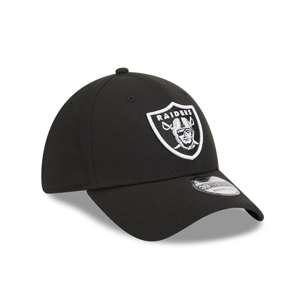 Las Vegas Raiders NFL Evergreen Black New Era 39THIRTY Stretch Fit Cap, three-quarter view showing the raised embroidered white Raiders logo on the front panel, with a 39THIRTY size sticker on the black curved visor.