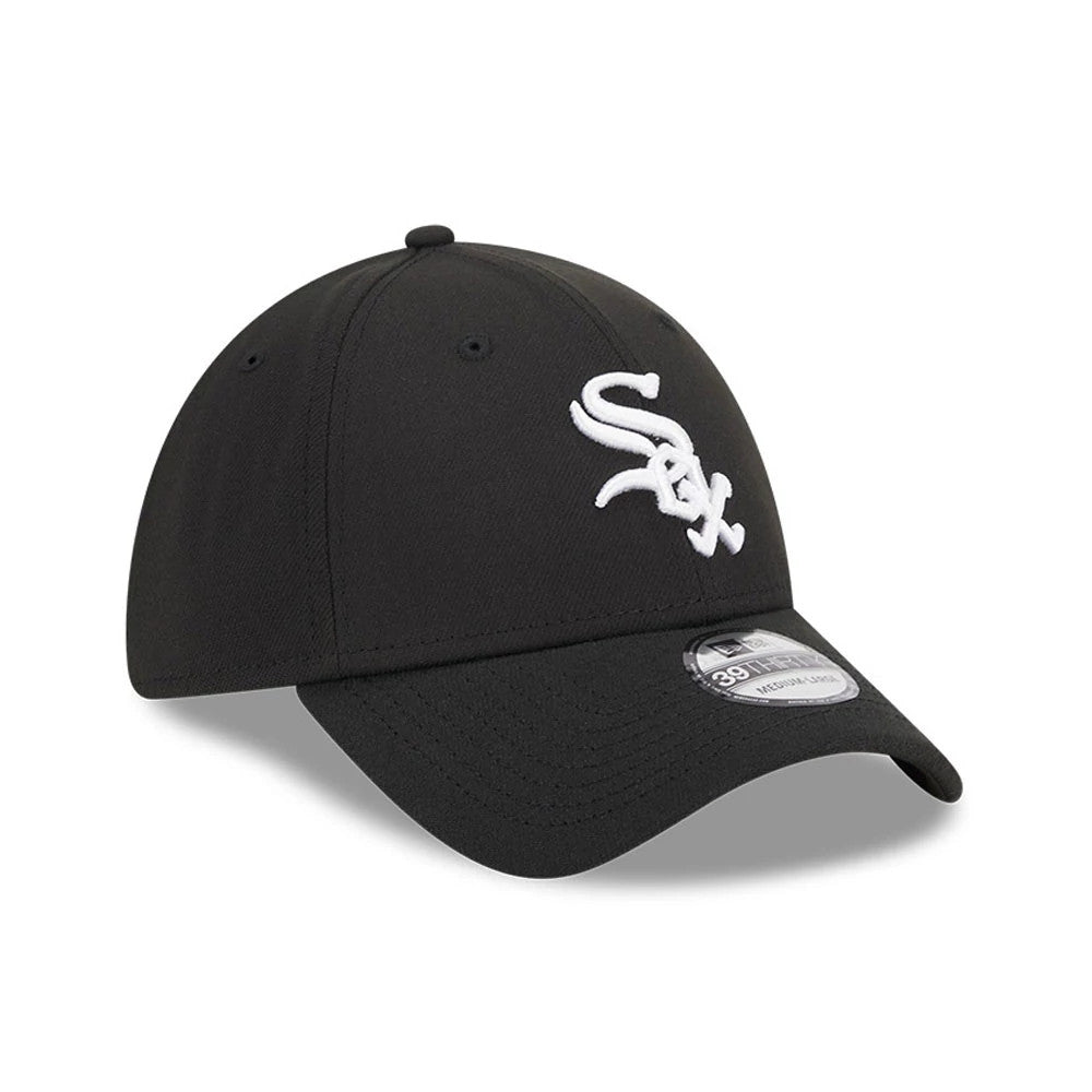 Chicago White Sox MLB Evergreen Black New Era 39THIRTY Stretch Fit Cap, three-quarter view showing the white embroidered Sox logo on the front panel, curved visor and 39THIRTY size sticker on the top of the black visor.
