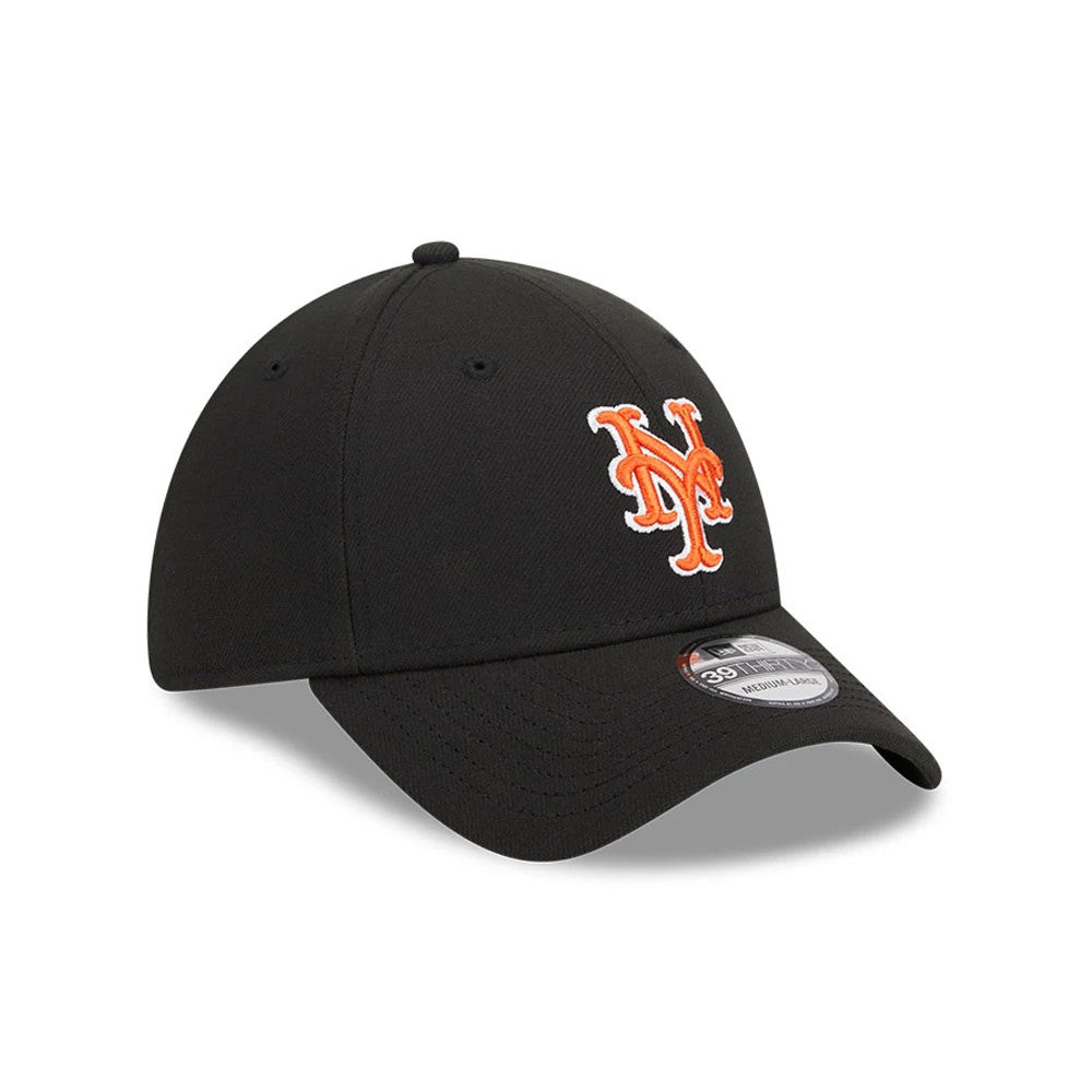 New York Mets MLB Evergreen Black New Era 39THIRTY Stretch Fit Cap, three-quarter view showing the orange and white raised embroidery Mets logo on the front panel and the 39THIRTY size sticker on the black curved visor.