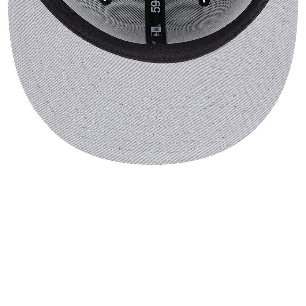 Pictured is this NBA Evergreen Chicago Bulls 59FIFTY Fitted cap in black. 2