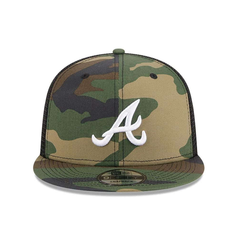 Atlanta Braves MLB Evergreen Camo New Era 9FIFTY Trucker Adjustable Cap, front view showing white raised embroidered A logo on the camo front panel, with a flat visor and 9FIFTY size sticker on top.