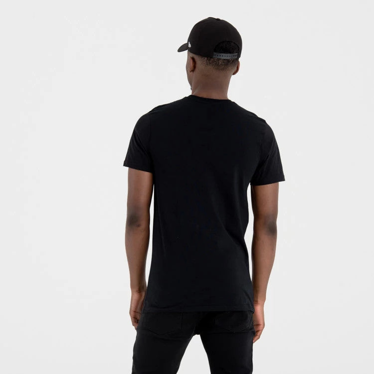 Chicago Bulls NBA Regular Black On Black T-Shirt, rear view showing a plain black back design worn by a person, paired with a black cap featuring a debossed New Era logo on the side.