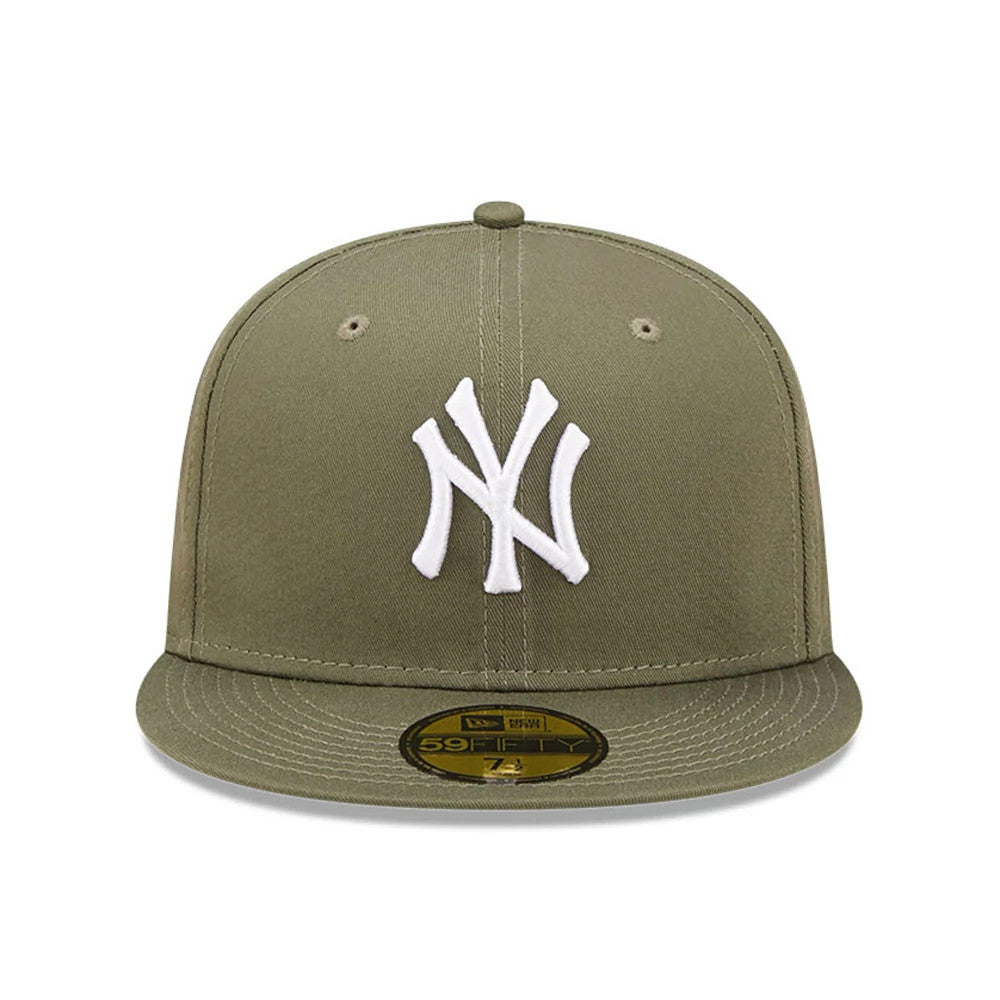 New York Yankees League Essential Green New Era 59FIFTY Fitted Cap, front view with white raised embroidery of the NY logo on the green front panel, featuring a flat visor with a gold 59FIFTY size sticker on top.