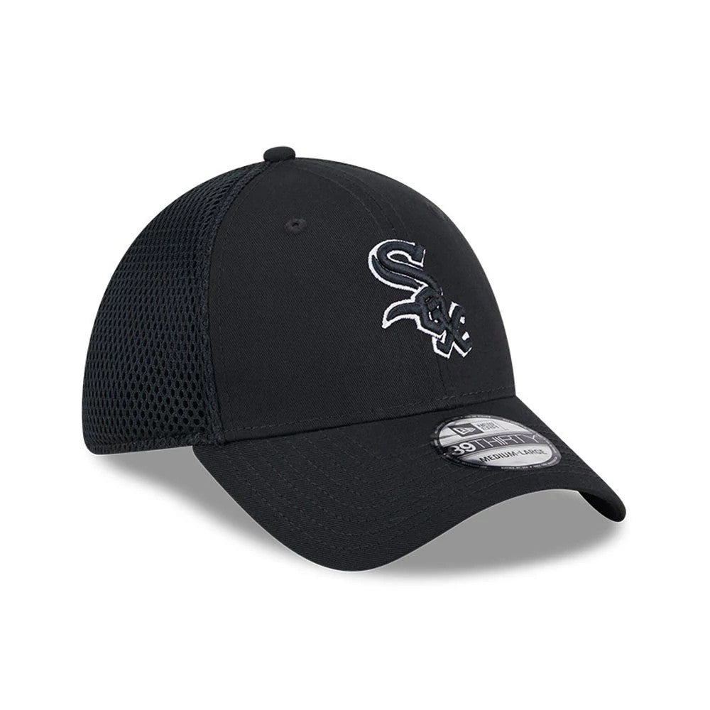 Chicago White Sox MLB Evergreen Neo Black New Era 39THIRTY Stretch Fit Cap, three-quarter view showing the raised white embroidered Sox logo on the structured front panel, with black mesh side panels and the 39THIRTY size sticker on the visor.