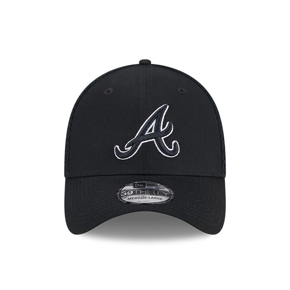 Atlanta Braves MLB Evergreen Neo Black New Era 39THIRTY Stretch Fit Cap, front view showing the white embroidered A logo on the centre of the structured black crown, with a 39THIRTY size sticker on the curved visor.