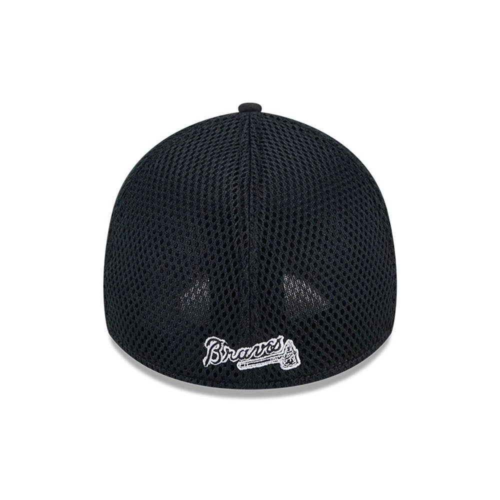 Atlanta Braves MLB Evergreen Neo Black New Era 39THIRTY Stretch Fit Cap, rear view showing the white embroidered Braves script logo at the centre of the back mesh panels, topped by the black top button.