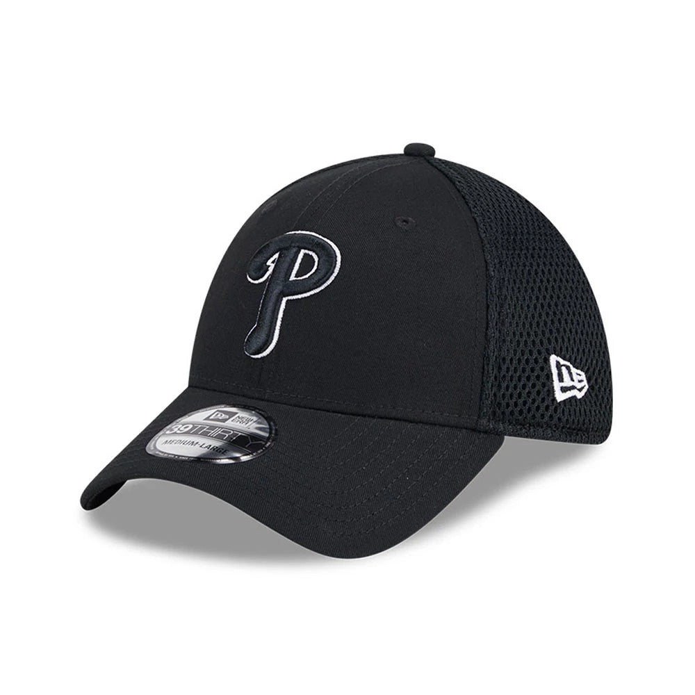 Philadelphia Phillies MLB Evergreen Neo Black New Era 39THIRTY Stretch Fit Cap, three-quarter view with a white embroidered "P" logo on the front panel and the New Era flag logo on the left side, featuring a 39THIRTY size sticker on the black visor.