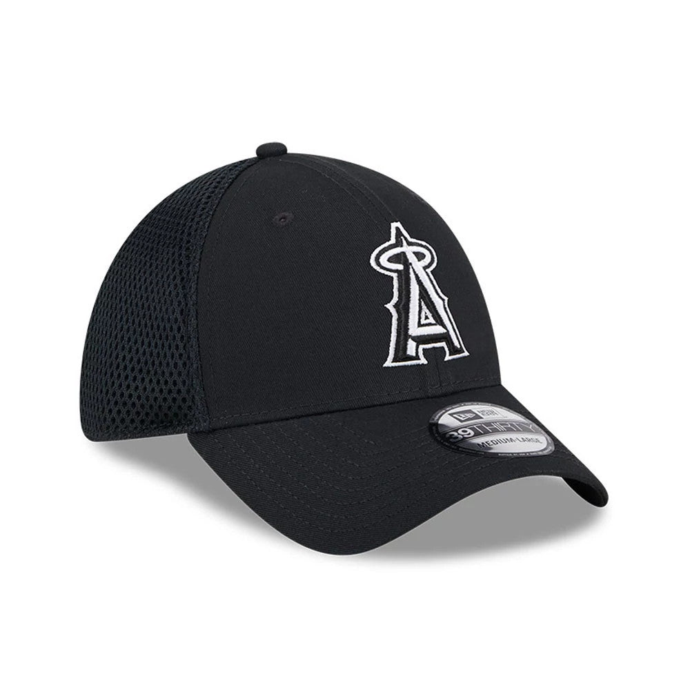 LA Angels MLB Evergreen Neo Black New Era 39THIRTY Stretch Fit Cap, three-quarter view with raised white embroidered A logo on the front panel and a black mesh back, featuring a 39THIRTY size sticker on the curved visor.