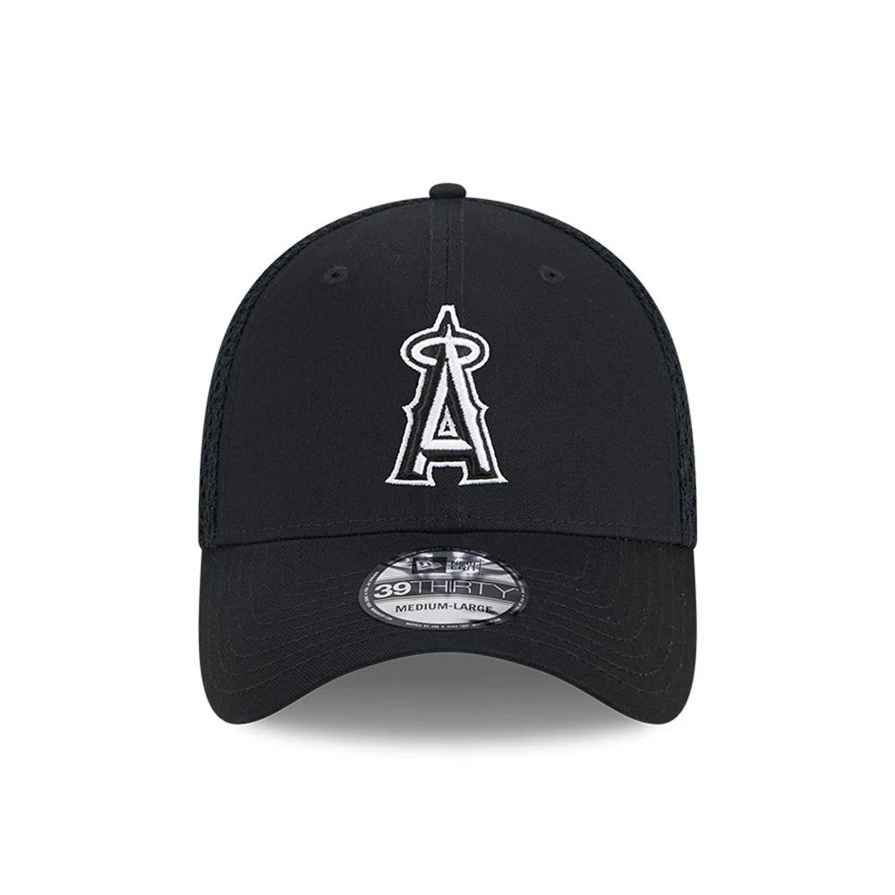 LA Angels MLB Evergreen Neo Black New Era 39THIRTY Stretch Fit Cap, front view showing the white embroidered A logo on the centre of the black structured crown, with a 39THIRTY size sticker on the black curved visor.