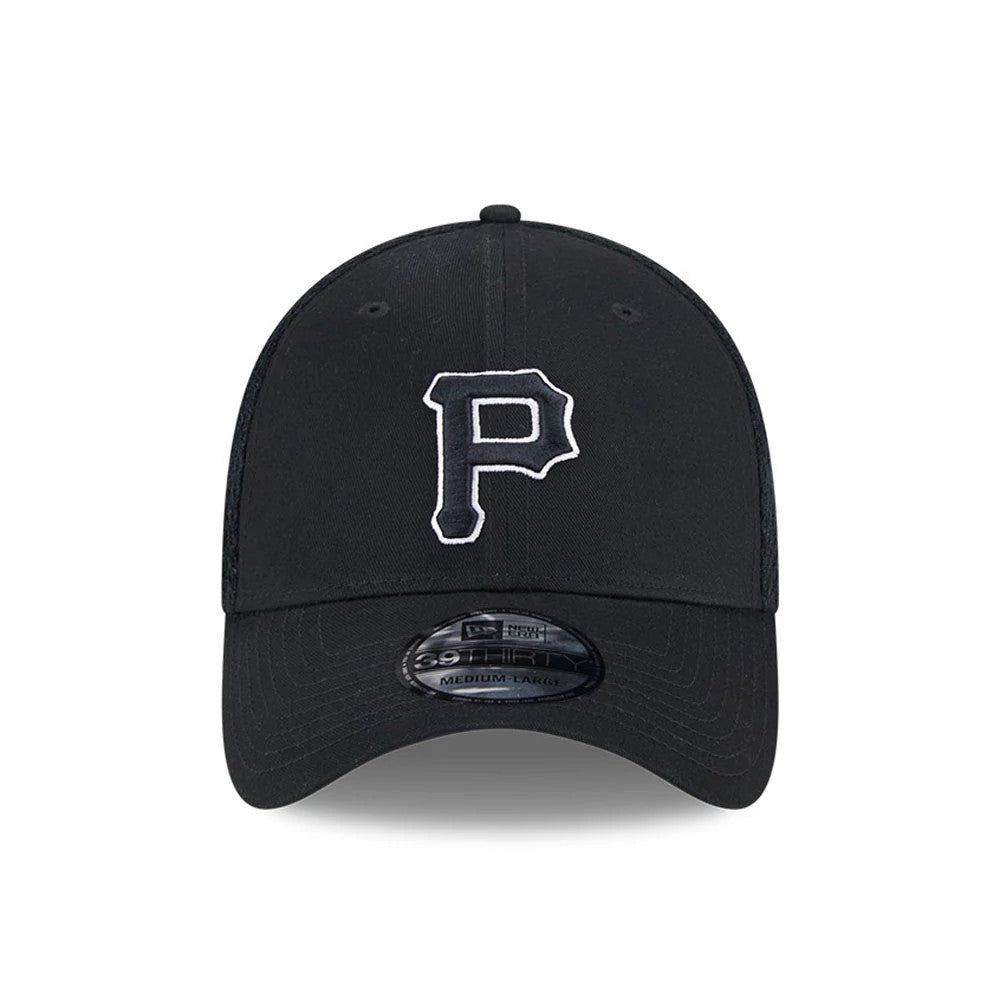 Pittsburgh Pirates MLB Evergreen Neo Black New Era 39THIRTY Stretch Fit Cap, front view showing the raised white embroidered P logo on the structured black crown and the 39THIRTY size sticker on the curved visor.