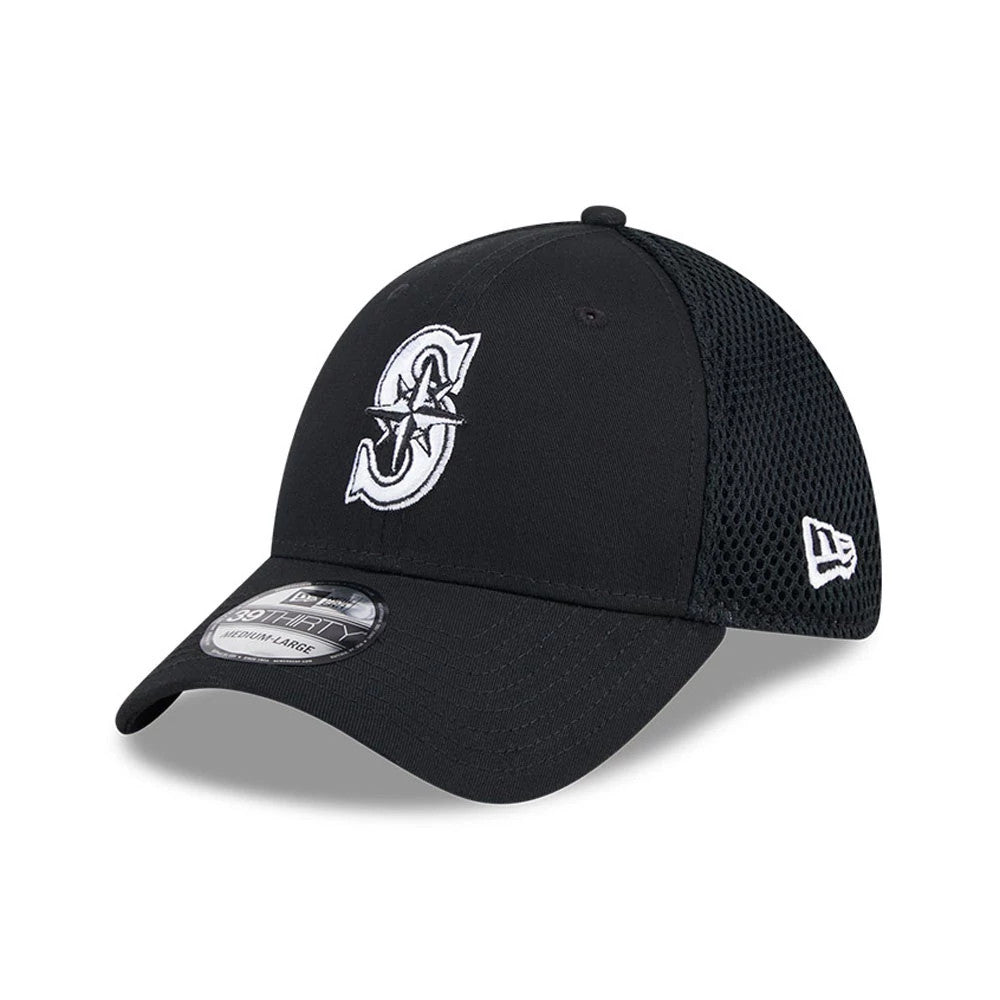 Seattle Mariners MLB Evergreen Neo Black New Era 39THIRTY Stretch Fit Cap, three-quarter view showing the white raised embroidered S logo on the front panel, pre-curved visor with 39THIRTY size sticker, and New Era flag logo on the mesh side panel.