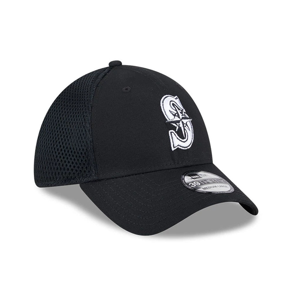 Seattle Mariners MLB Evergreen Neo Black New Era 39THIRTY Stretch Fit Cap, three-quarter view showing the white raised embroidered S logo on the front panel, with a curved visor and a 39THIRTY size sticker on top.