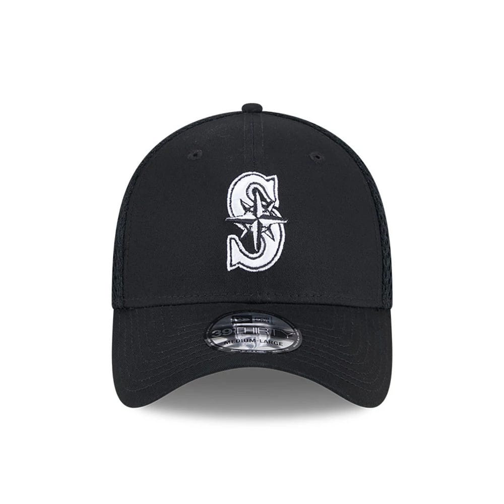Seattle Mariners MLB Evergreen Neo Black New Era 39THIRTY Stretch Fit Cap, front view showing a white raised embroidered Mariners S logo on the structured crown, with black visor and 39THIRTY size sticker.