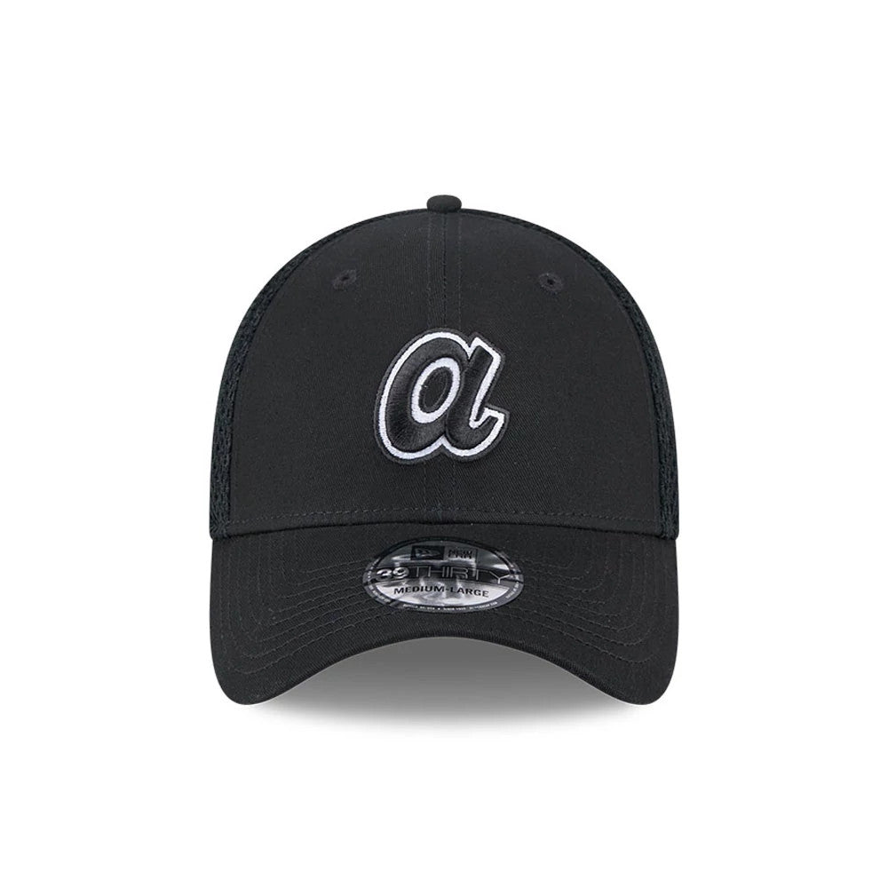 Atlanta Braves MLB Evergreen Neo Black New Era 39THIRTY Stretch Fit Cap, front view showing the raised embroidered white outline "a" logo on the structured black front panel, with the 39THIRTY size sticker on the curved visor.