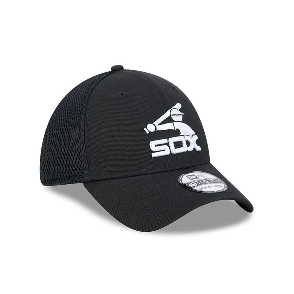 Chicago White Sox MLB Evergreen Neo Black New Era 39THIRTY Stretch Fit Cap, three-quarter view showing a raised white front logo with a baseball player silhouette, black mesh back panels, and the 39THIRTY size sticker on the curved visor.