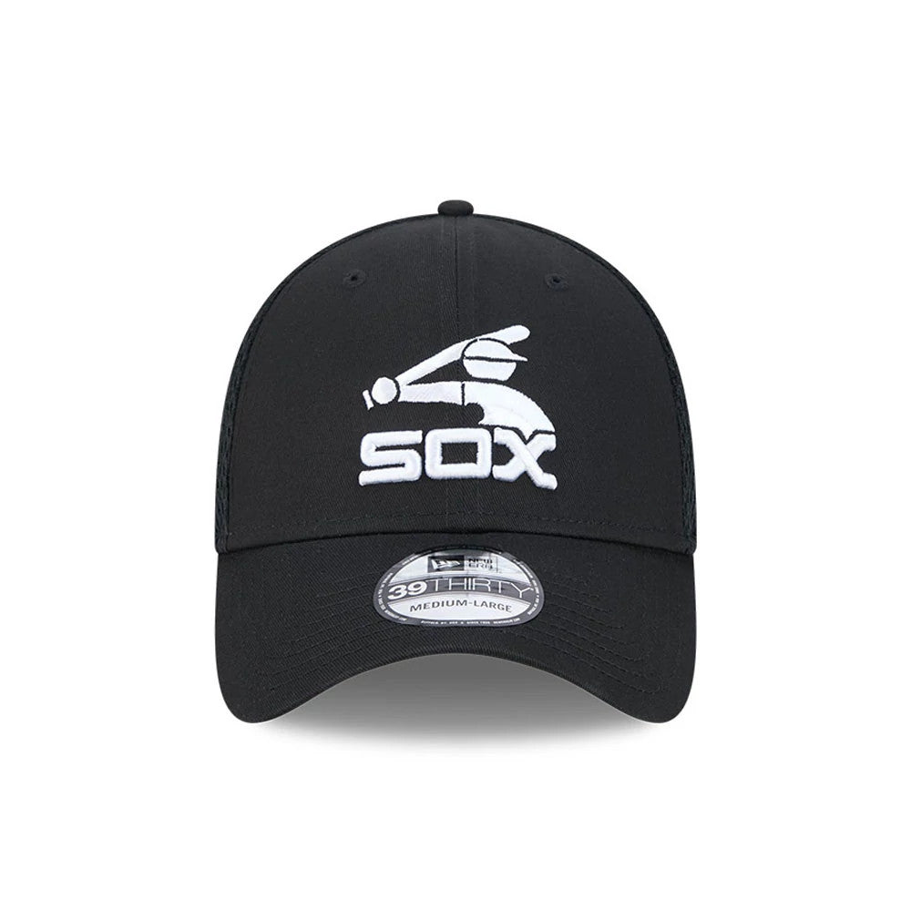 Chicago White Sox MLB Evergreen Neo Black New Era 39THIRTY Stretch Fit Cap, front view with a raised white embroidered Sox batter logo centred on the structured black crown and a 39THIRTY size sticker on the curved visor.