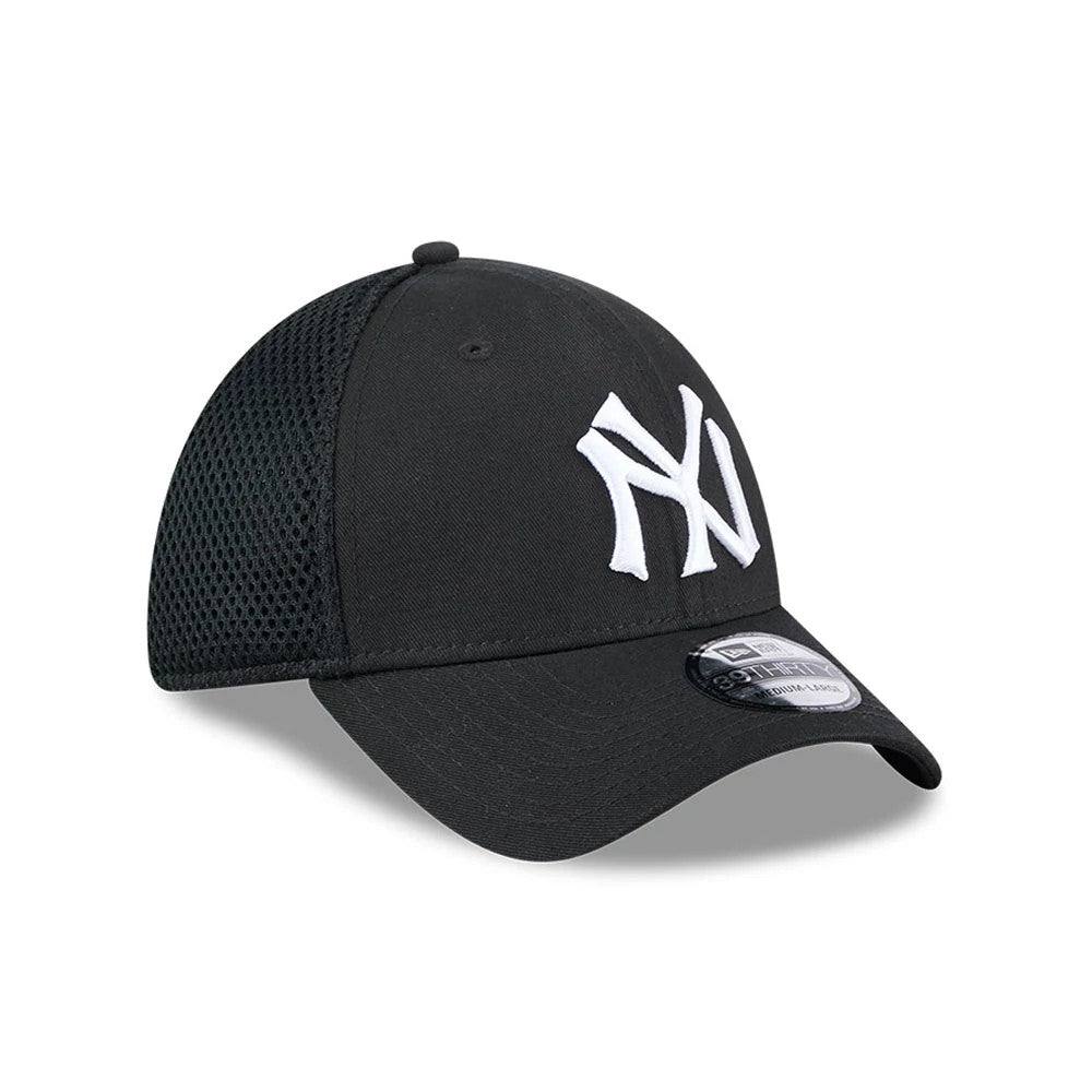 New York Yankees MLB Evergreen Neo Black New Era 39THIRTY Stretch Fit Cap, three-quarter view showing a white raised embroidered NY logo on the front panel, black mesh side panels, and a 39THIRTY size sticker on the curved visor.