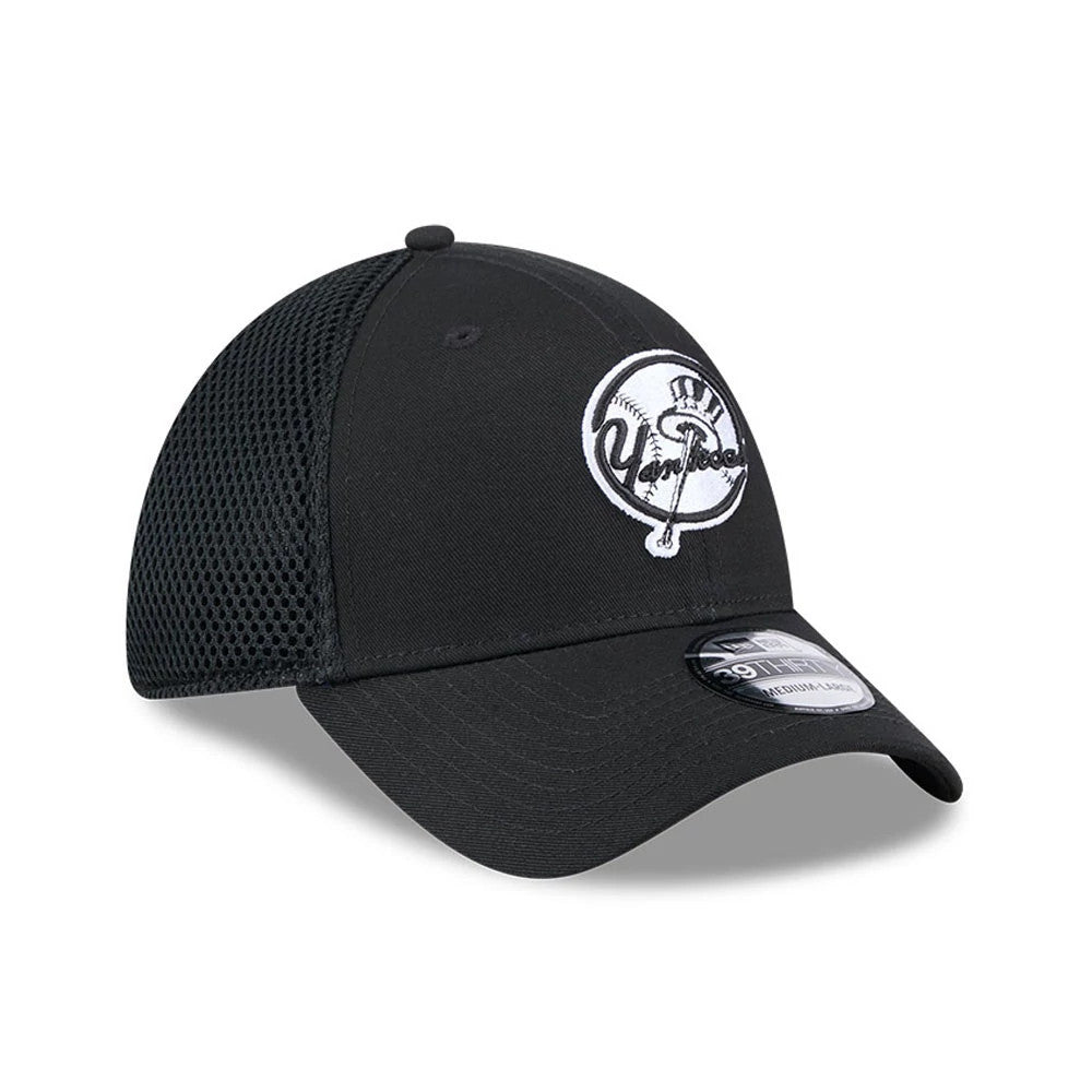 New York Yankees MLB Evergreen Cooperstown Black New Era 39THIRTY Stretch Fit Cap, three-quarter view showing white embroidered Yankees logo on front panel with curved visor and 39THIRTY size sticker on top, mesh back panels and black top button.