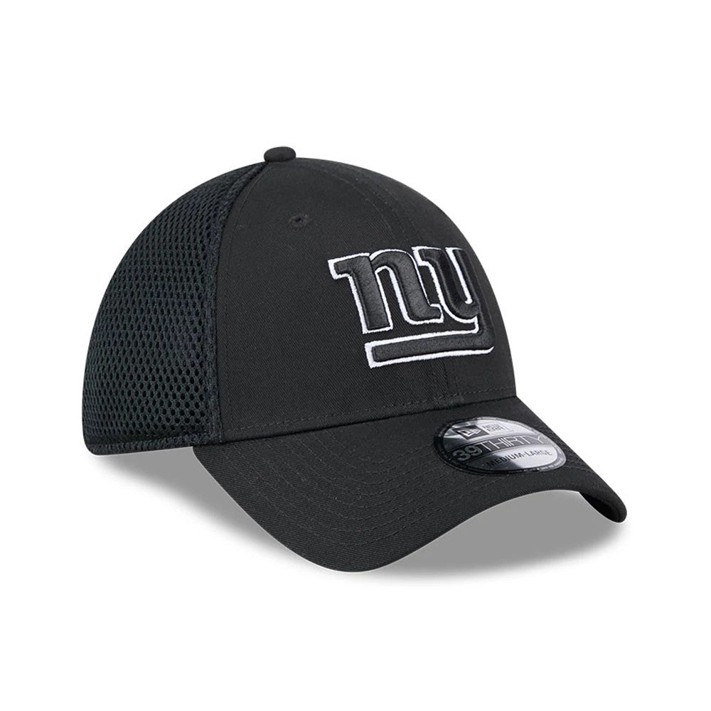 New York Giants NFL Evergreen Neo Black New Era 39THIRTY Stretch Fit Cap, front view showing a raised white embroidered NY logo on the black front panel, mesh side panels, and a 39THIRTY size sticker on the black curved visor.