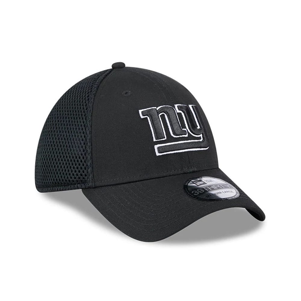 New York Giants NFL Evergreen Neo Black New Era 39THIRTY Stretch Fit Cap, front view showing a raised white embroidered NY logo on the black front panel, mesh side panels, and a 39THIRTY size sticker on the black curved visor.