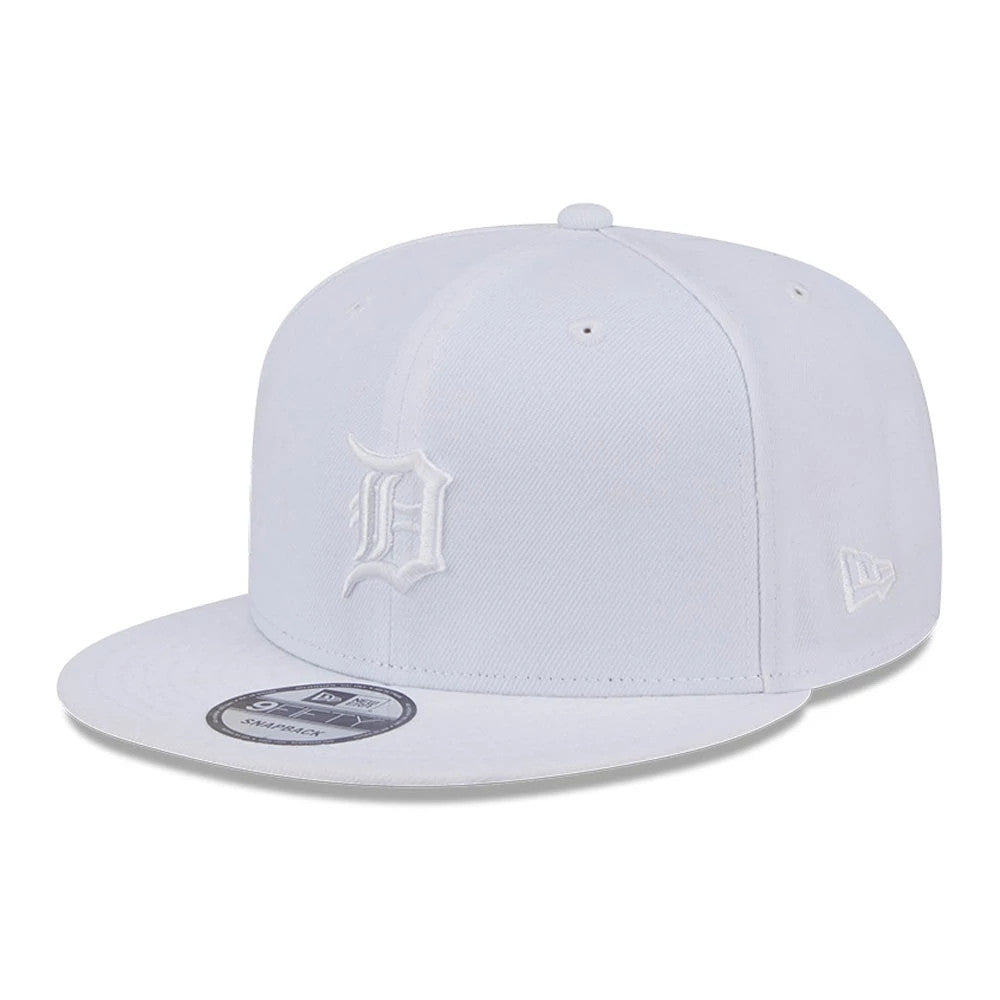 Detroit Tigers MLB Evergreen White New Era 9FIFTY Snapback Adjustable Cap, three-quarter view showing the raised white embroidered D logo on the front panel, flat visor with the 9FIFTY size sticker, and New Era flag logo on the left side.