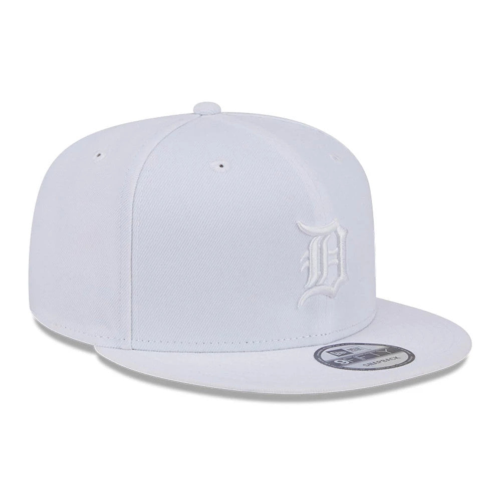 Detroit Tigers MLB Evergreen White New Era 9FIFTY Snapback Adjustable Cap, front view showing white raised embroidered D logo on the front panel, matching eyelets and a 9FIFTY size sticker on the flat visor.