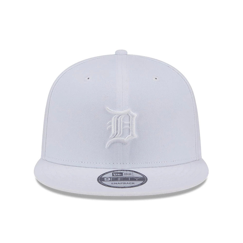 Detroit Tigers MLB Evergreen White New Era 9FIFTY Snapback Adjustable Cap, front view showing the white raised embroidered D logo on the front panel and a 9FIFTY size sticker on the white flat visor.
