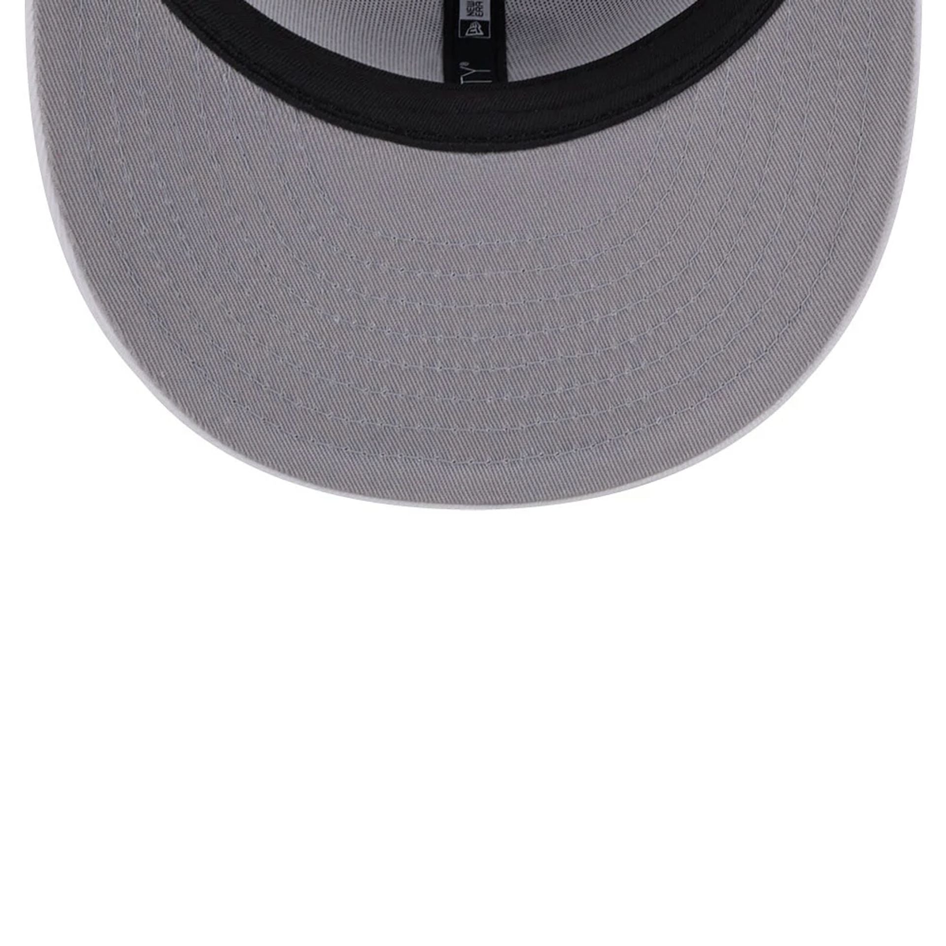 Pictured is this MLB Evergreen Chicago White Sox 9FIFTY Snapback cap in white. 2