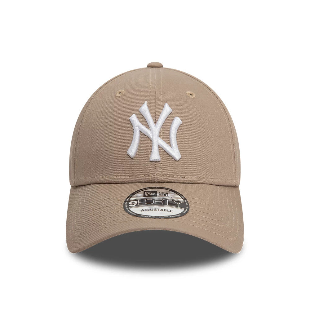 New York Yankees League Essential Pastel Brown New Era 9FORTY Adjustable Cap, front view with a raised white embroidered NY logo on the front panel, complete with a curved visor and 9FORTY size sticker on top.