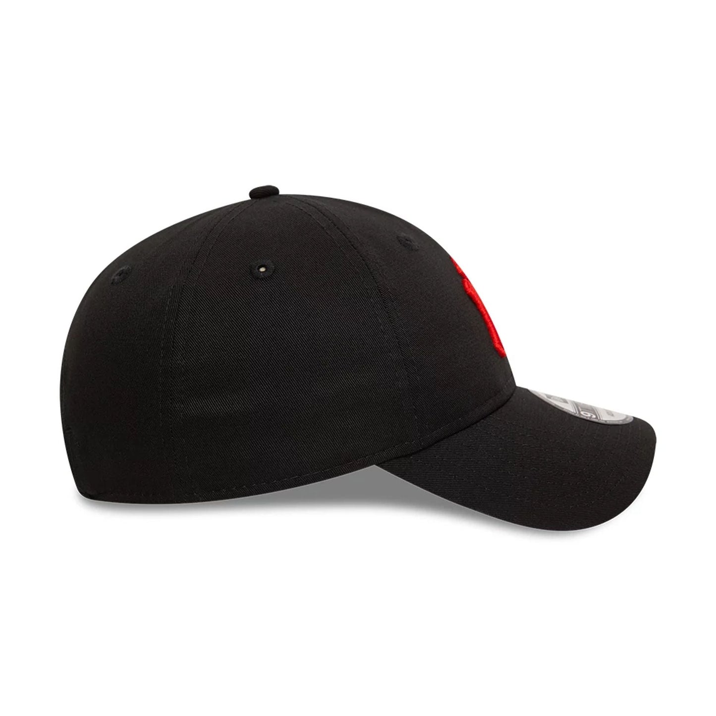 New York Yankees League Essential Black New Era 9TWENTY Adjustable Cap, side view showing the red Yankees logo embroidered on the front panel and the curved visor with the 9TWENTY size sticker.