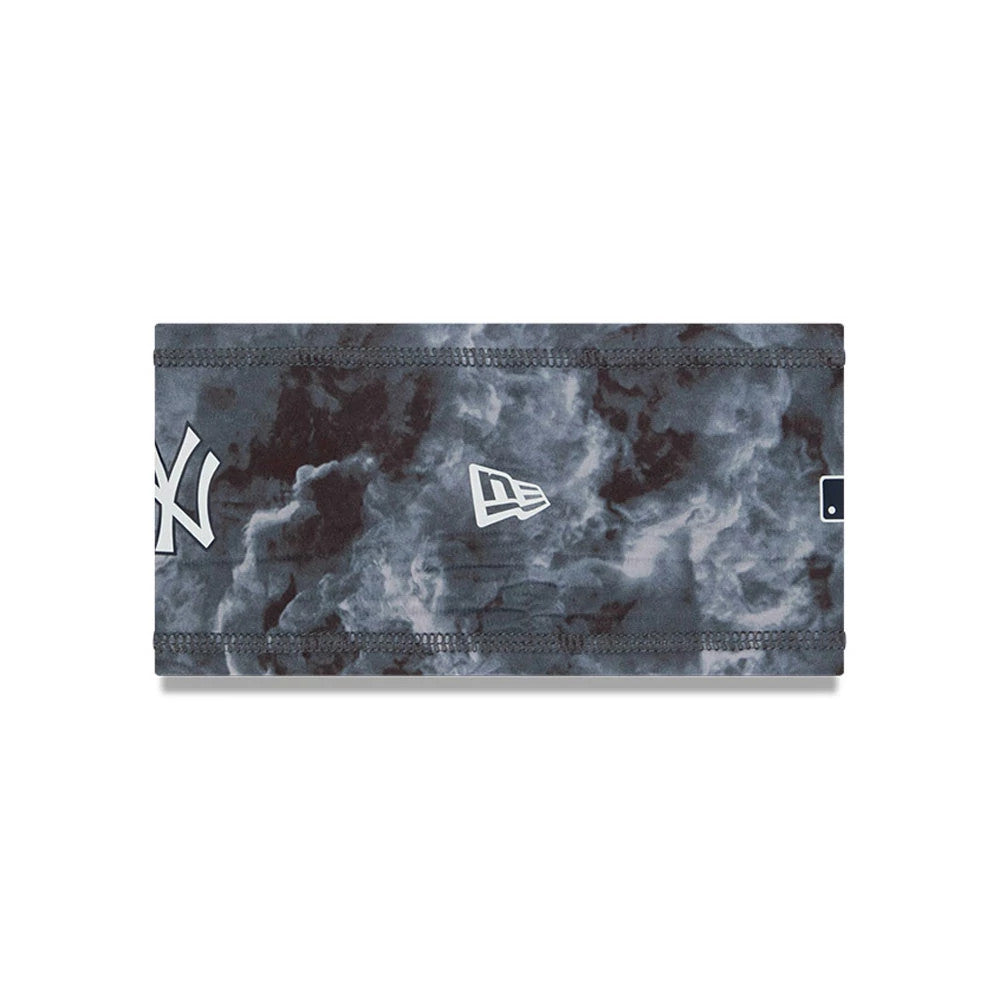 New Era New York Yankees MLB Clubhouse Grey Headband, front view with an all-over grey cloud pattern, featuring the New York Yankees logo on the left side and the New Era flag logo centrally located.